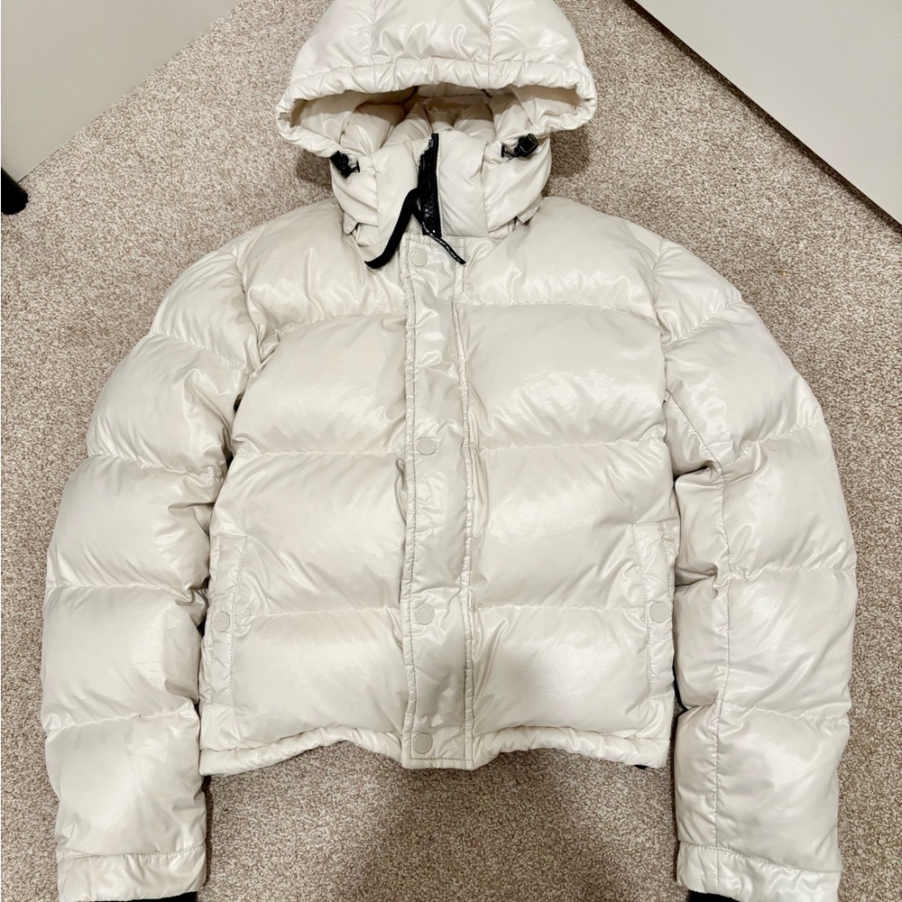 ❗️SOLD❗️Aritzia glossy super puff shorty